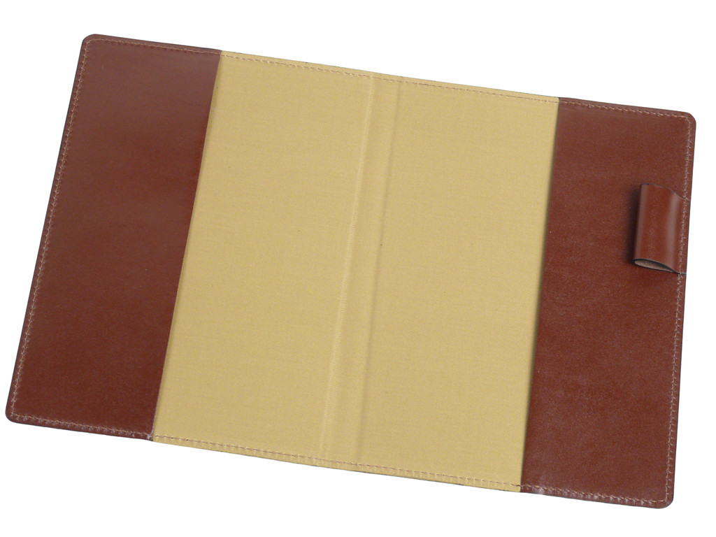 A5サイズのダークブラウン（darkbron）の革製ノートカバーを開いた状態の画像