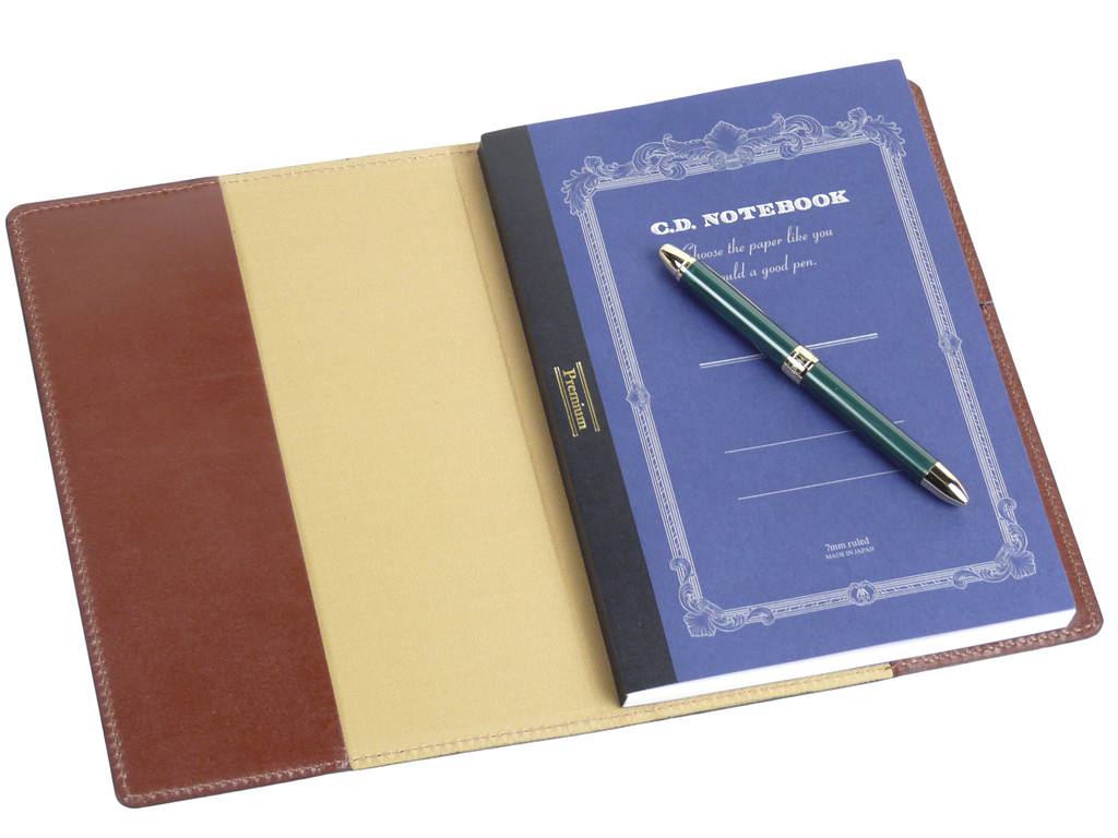 A5サイズのダークブラウン（darkbron）の革製ノートカバー ノートを差し込んだ状態の画像