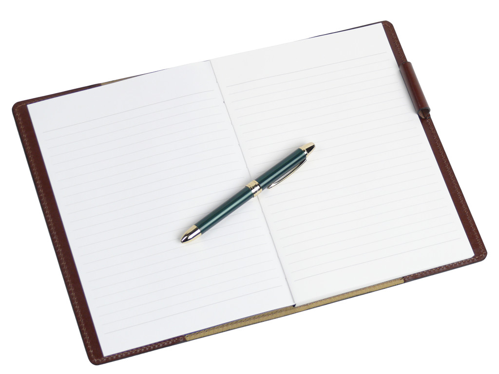 A5サイズのダークブラウン（darkbron）の革製ノートカバー 使用イメージ（机上に置いた状態）