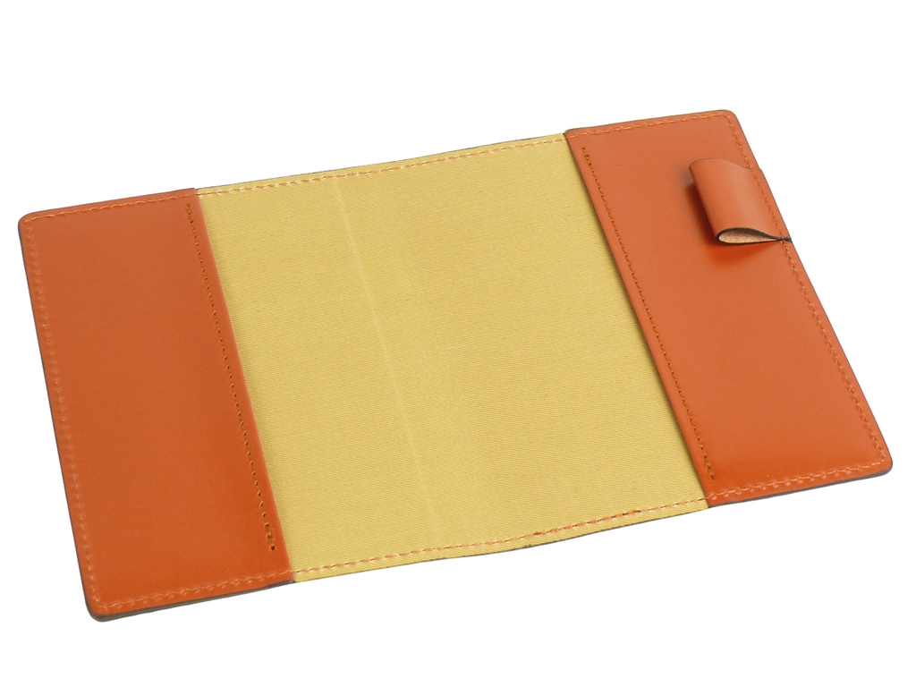 A6サイズのブラック（black）の革製ノートカバーを開いた状態の画像