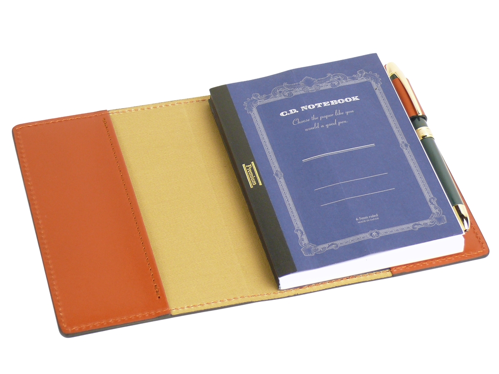 A6サイズのブラック（black）の革製ノートカバー ノートを差し込んだ状態の画像